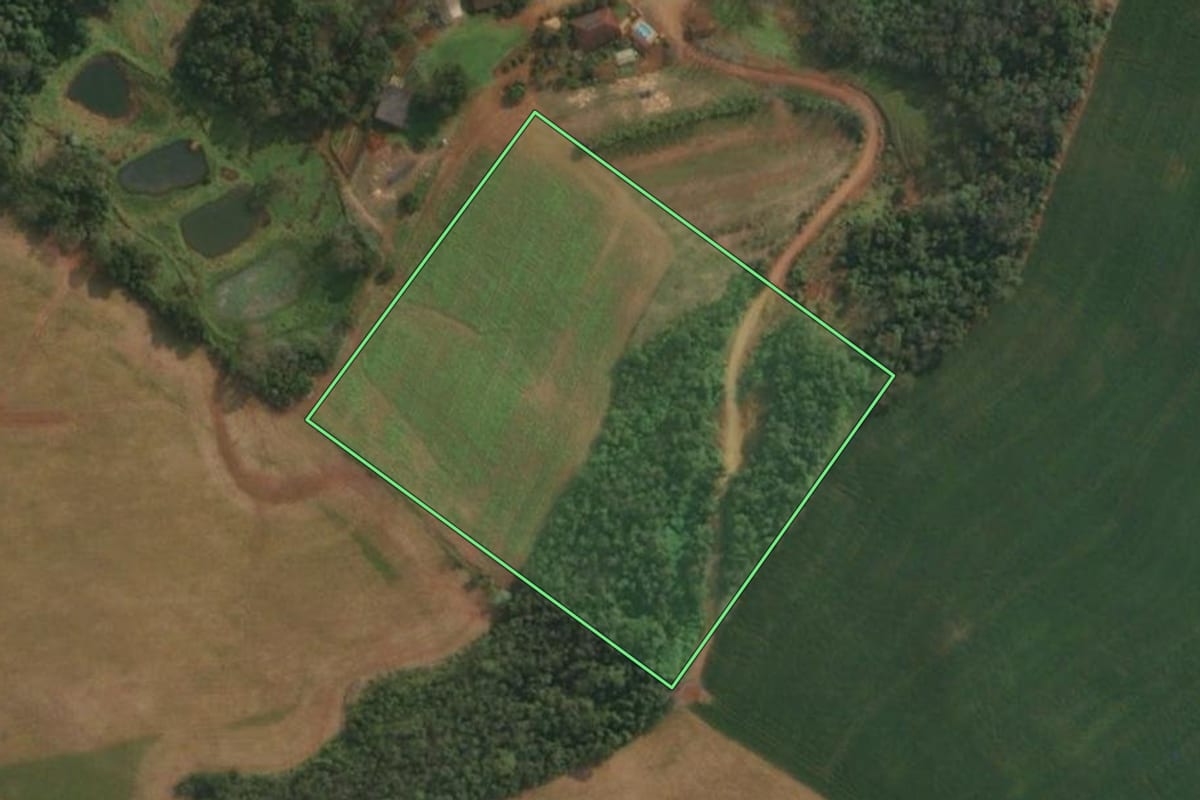 Imagem de satélite do imóvel rural em Itapiranga (SC), com o contorno declarado no CAR desenhado por cima.