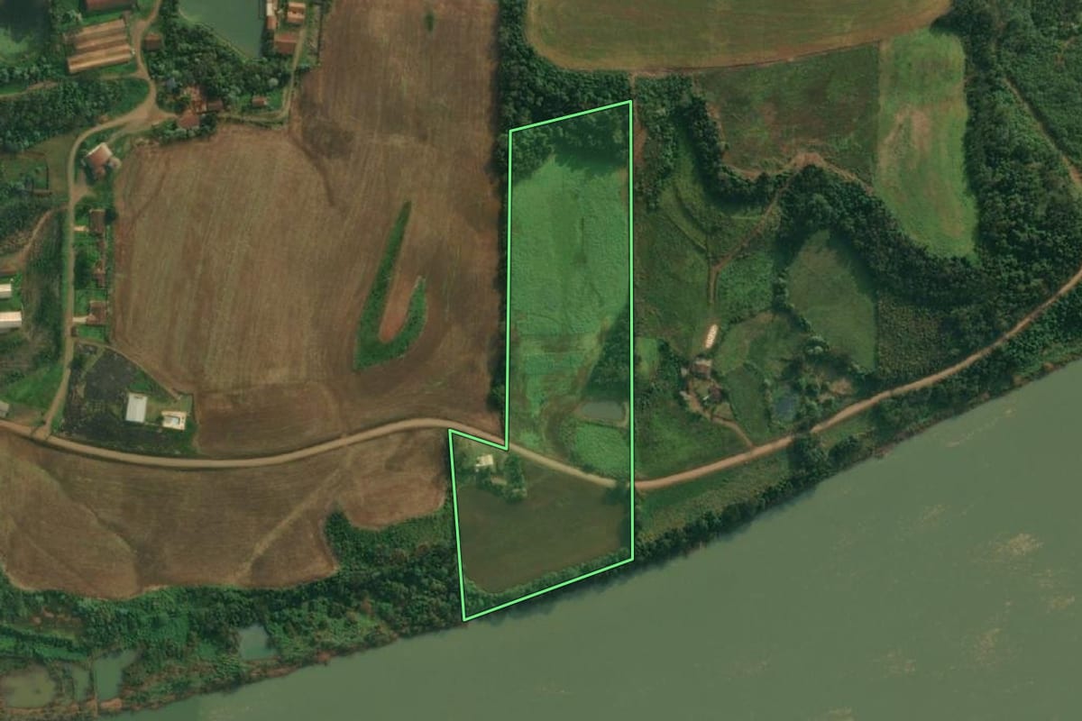 Imagem de satélite do imóvel rural em Itapiranga (SC), com o contorno declarado no CAR desenhado por cima.