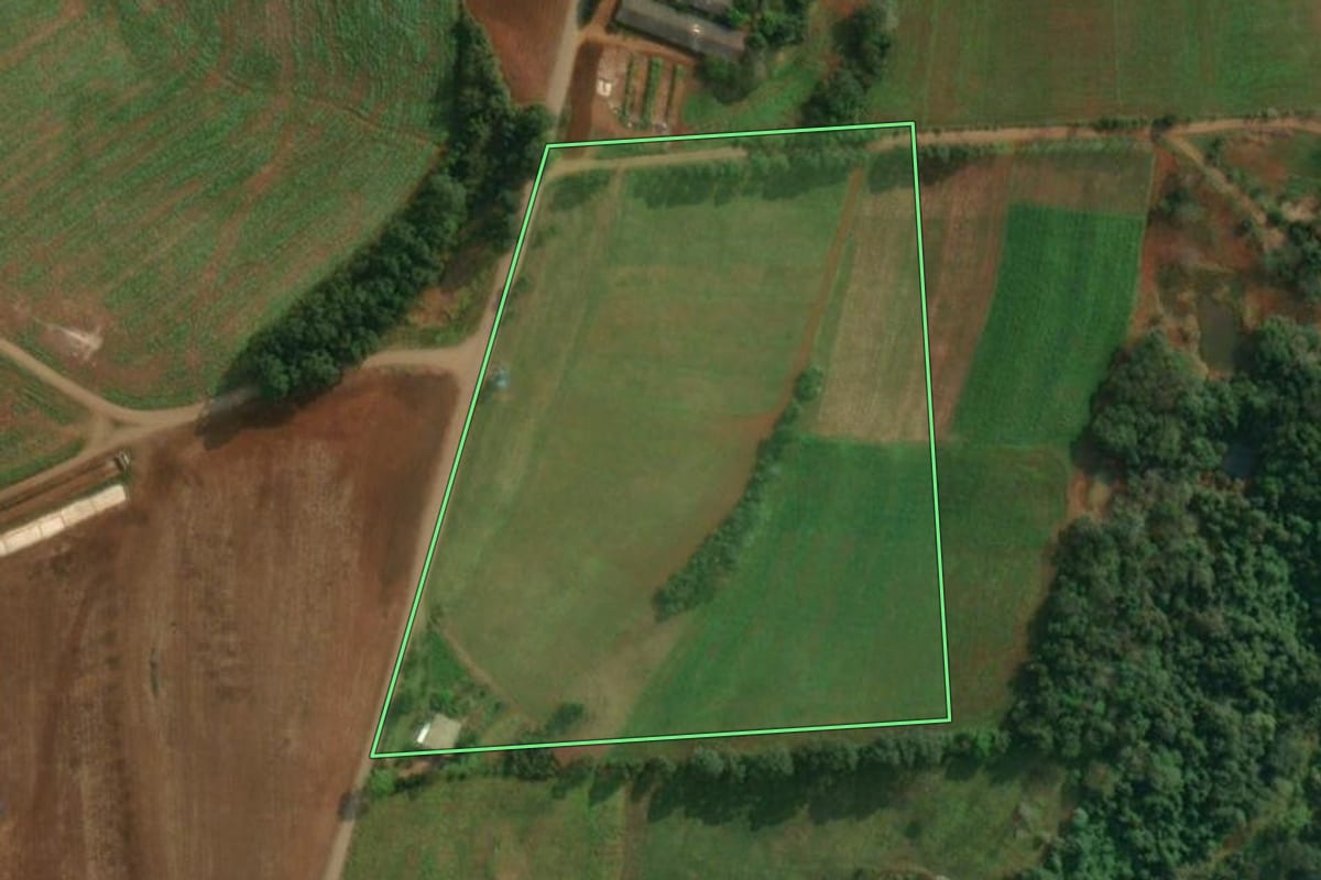 Imagem de satélite do imóvel rural em Itapiranga (SC), com o contorno declarado no CAR desenhado por cima.