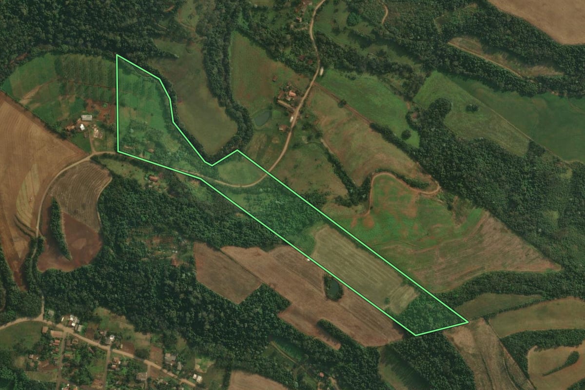 Imagem de satélite do imóvel rural em Itapiranga (SC), com o contorno declarado no CAR desenhado por cima.