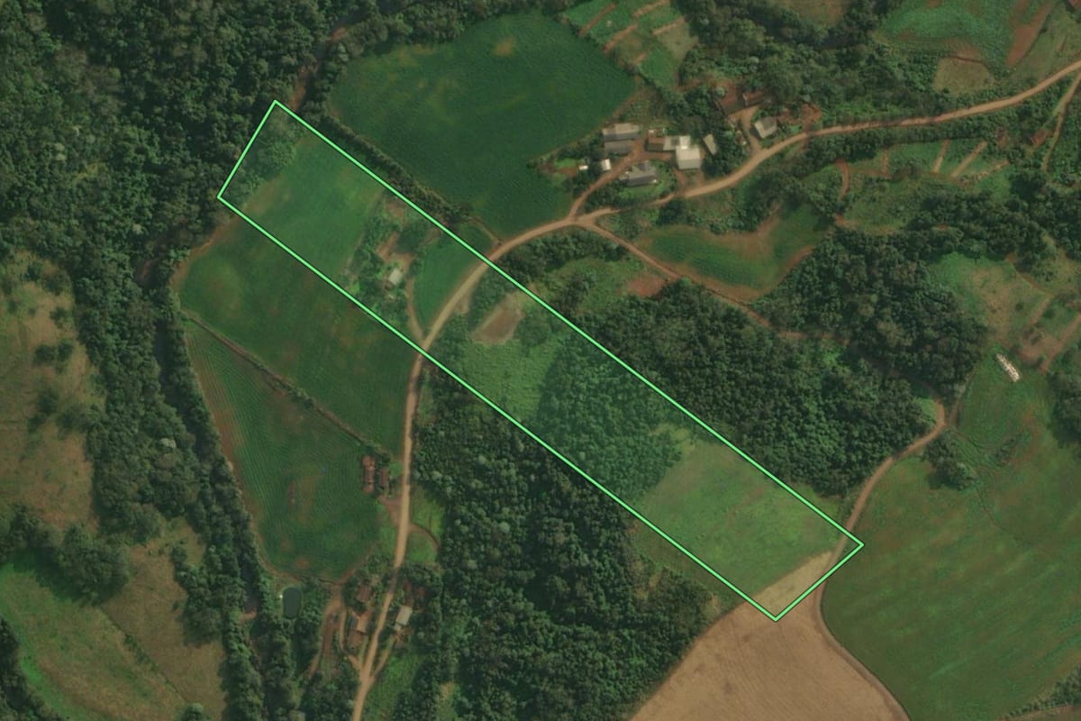 Imagem de satélite do imóvel rural em Itapiranga (SC), com o contorno declarado no CAR desenhado por cima.