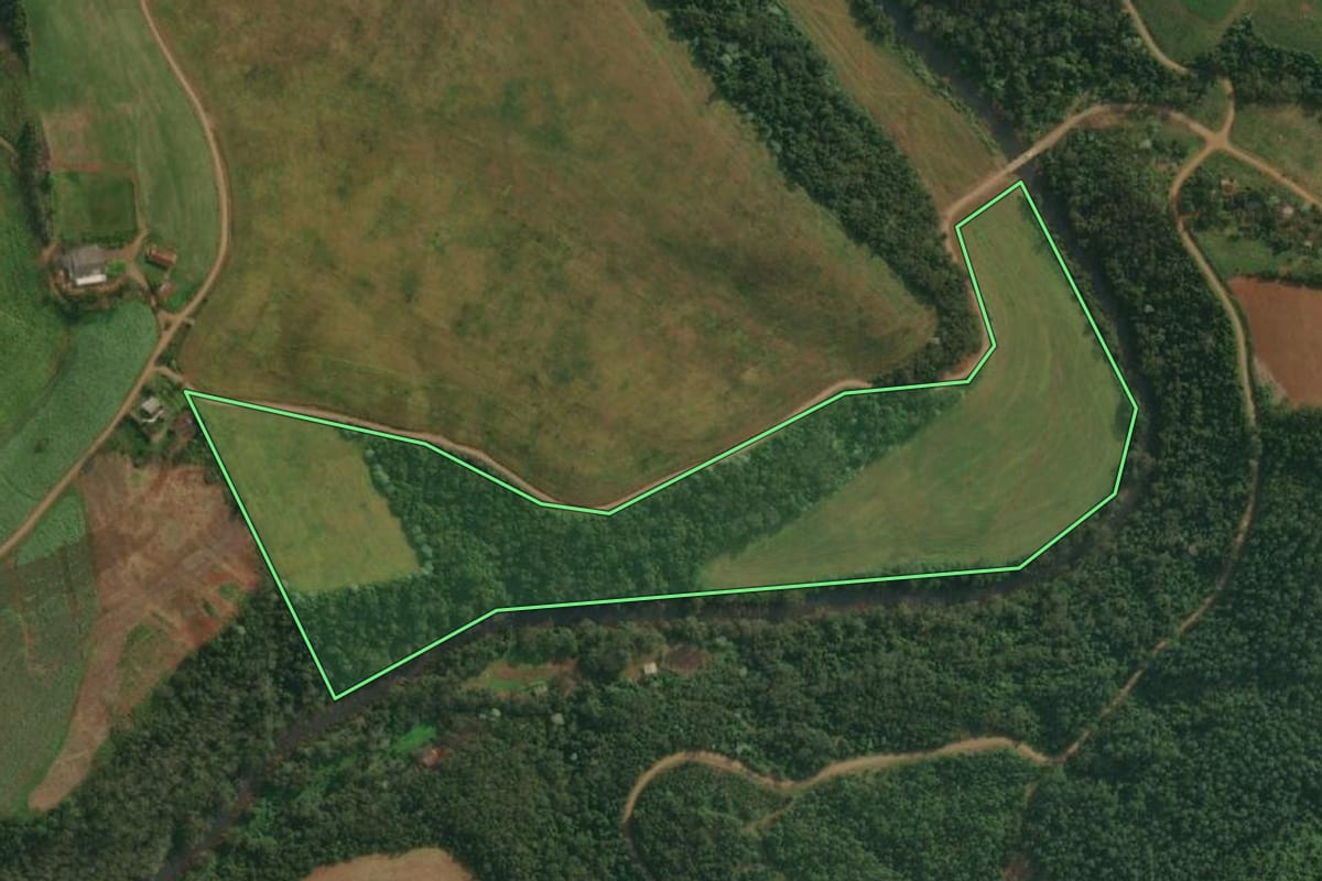 Imagem de satélite do imóvel rural em Itapiranga (SC), com o contorno declarado no CAR desenhado por cima.
