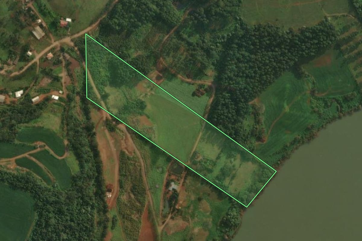 Imagem de satélite do imóvel rural em Itapiranga (SC), com o contorno declarado no CAR desenhado por cima.