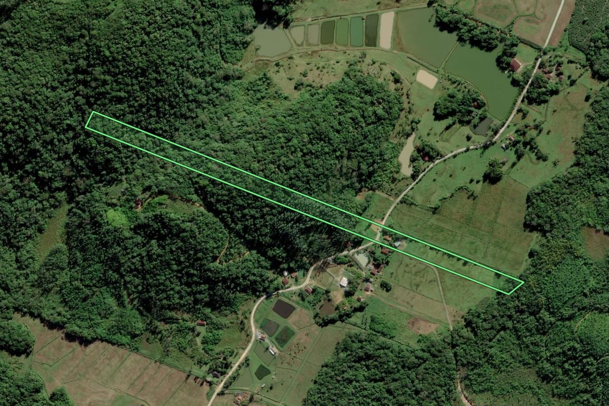 Imagem de satélite do imóvel rural em Itapoá (SC), com o contorno declarado no CAR desenhado por cima.
