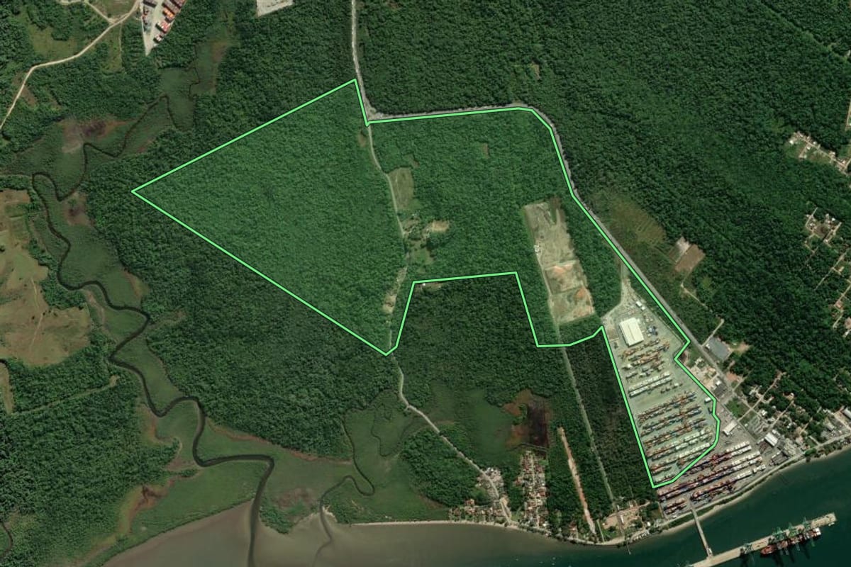 Imagem de satélite do imóvel rural em Itapoá (SC), com o contorno declarado no CAR desenhado por cima.