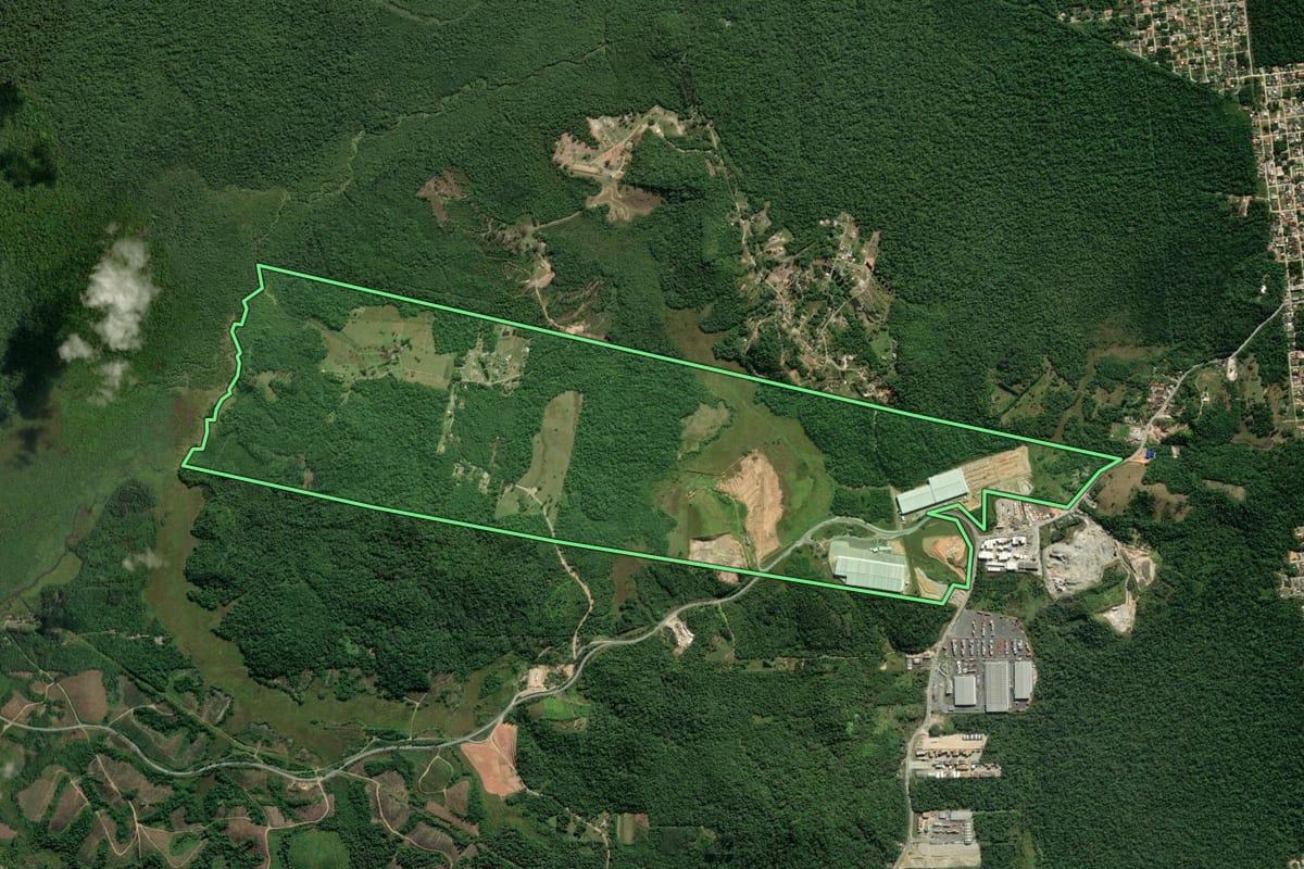 Imagem de satélite do imóvel rural em Itapoá (SC), com o contorno declarado no CAR desenhado por cima.