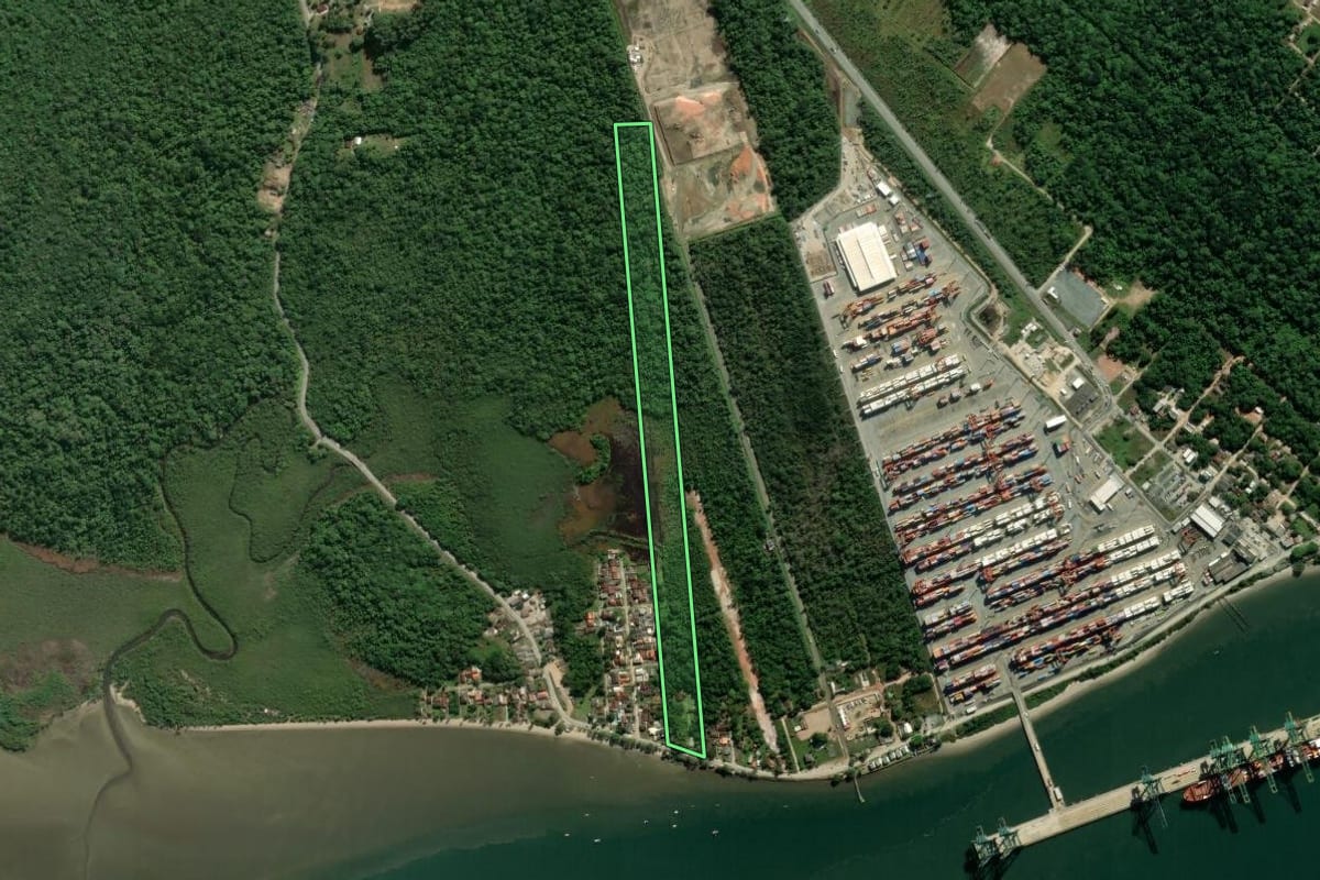 Imagem de satélite do imóvel rural em Itapoá (SC), com o contorno declarado no CAR desenhado por cima.