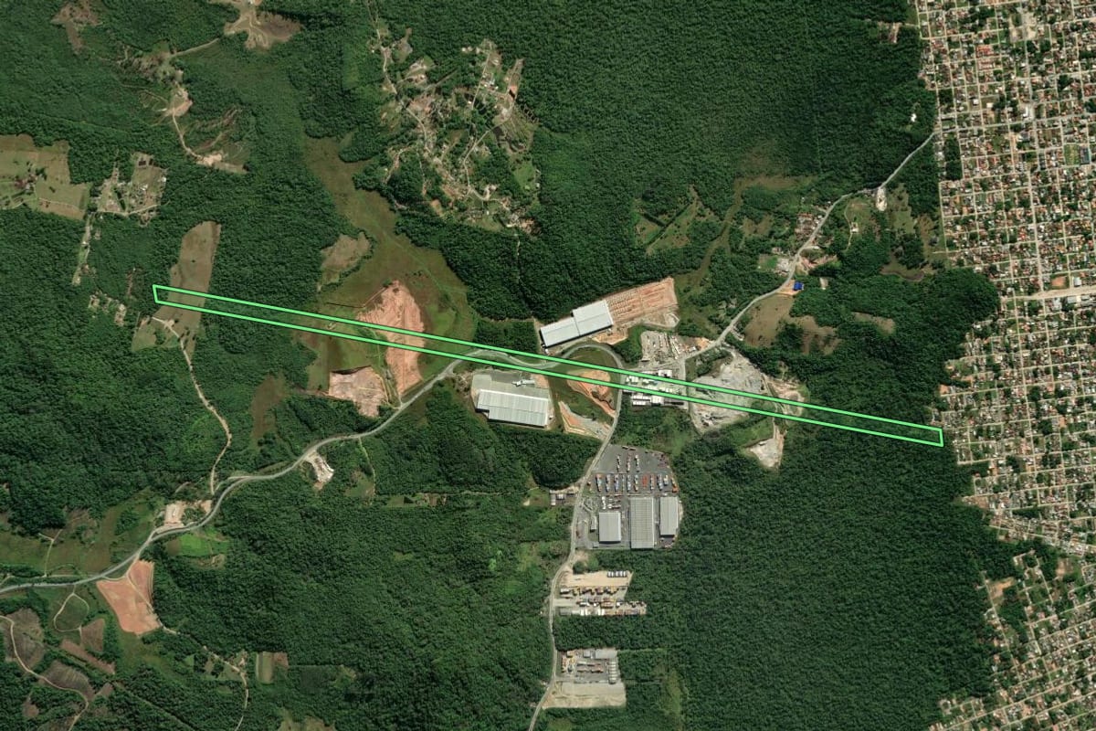 Imagem de satélite do imóvel rural em Itapoá (SC), com o contorno declarado no CAR desenhado por cima.