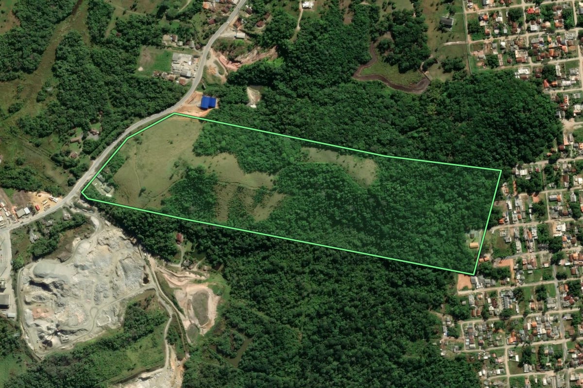 Imagem de satélite do imóvel rural em Itapoá (SC), com o contorno declarado no CAR desenhado por cima.
