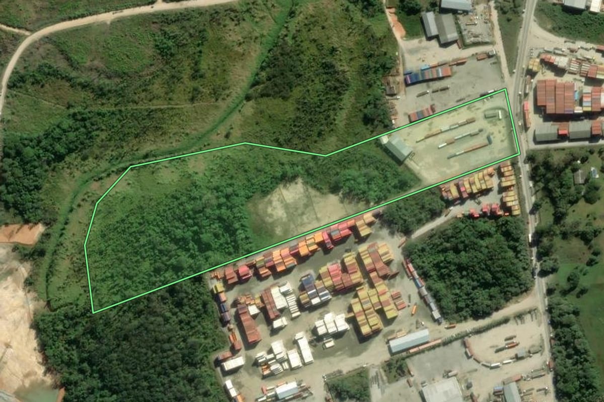 Imagem de satélite do imóvel rural em Itapoá (SC), com o contorno declarado no CAR desenhado por cima.