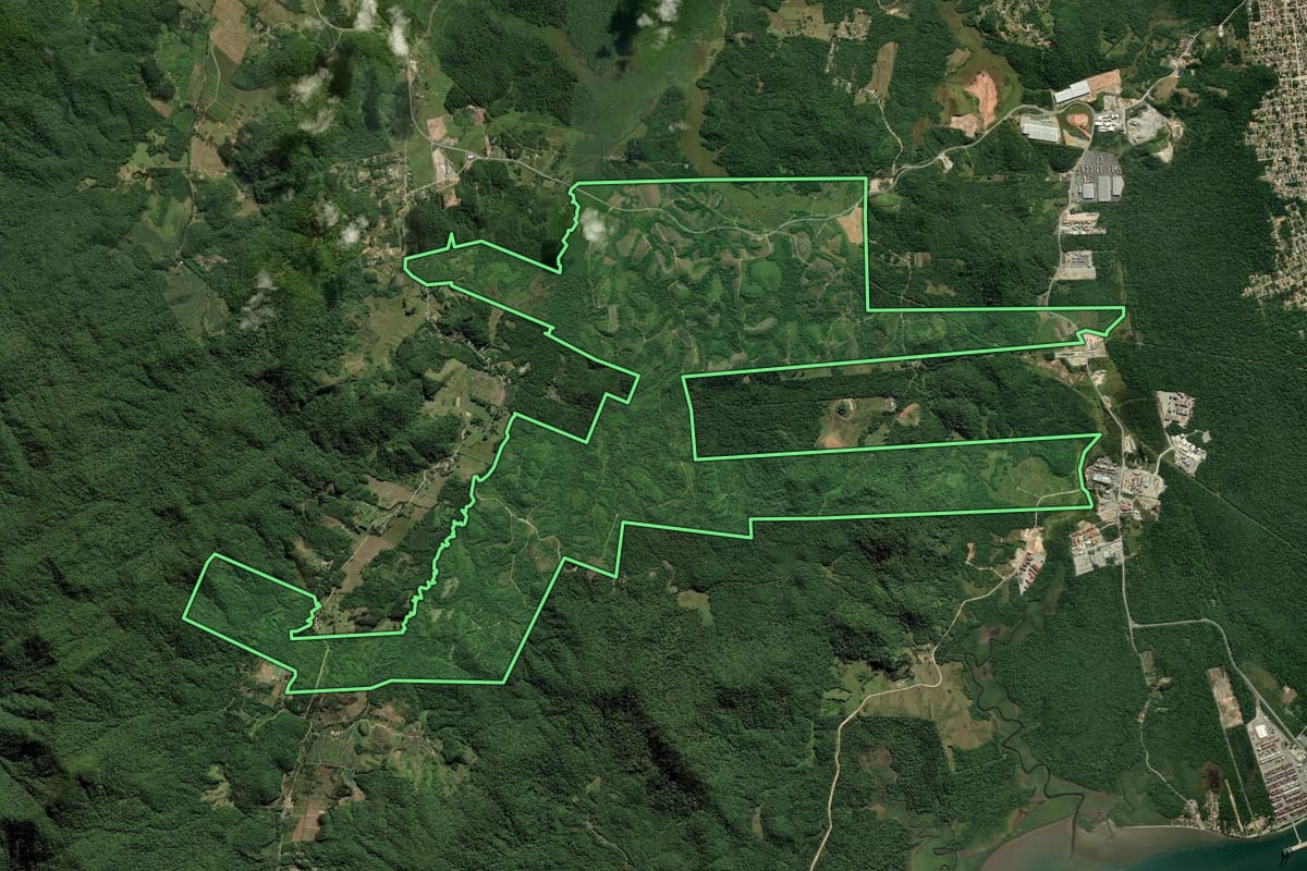 Imagem de satélite do imóvel rural em Itapoá (SC), com o contorno declarado no CAR desenhado por cima.