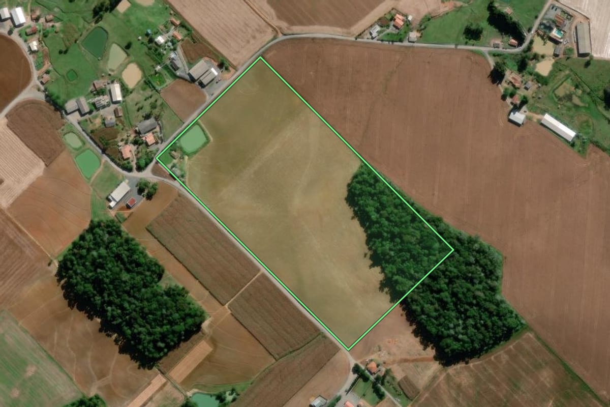 Imagem de satélite do imóvel rural em Ituporanga (SC), com o contorno declarado no CAR desenhado por cima.