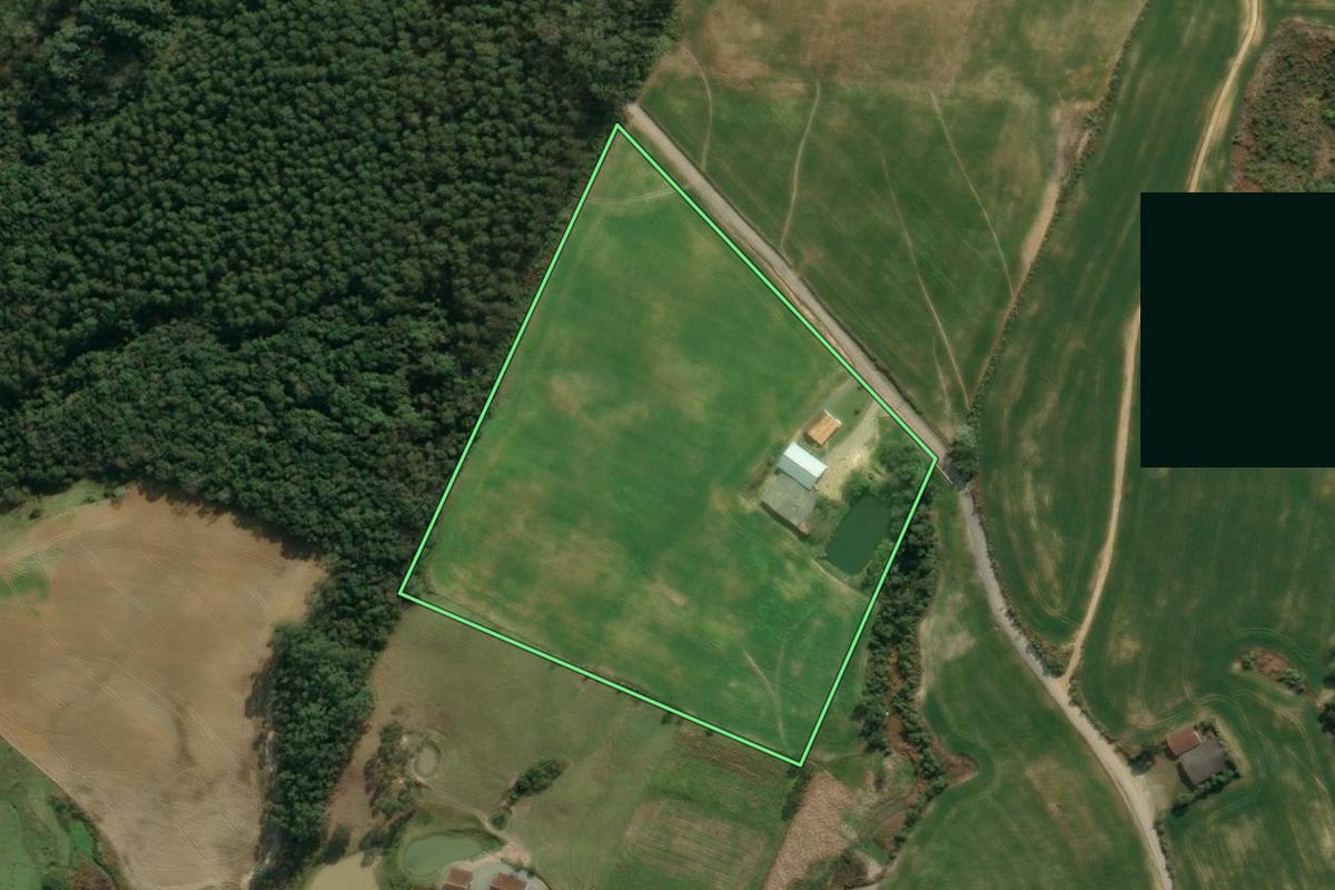 Imagem de satélite do imóvel rural em Ituporanga (SC), com o contorno declarado no CAR desenhado por cima.