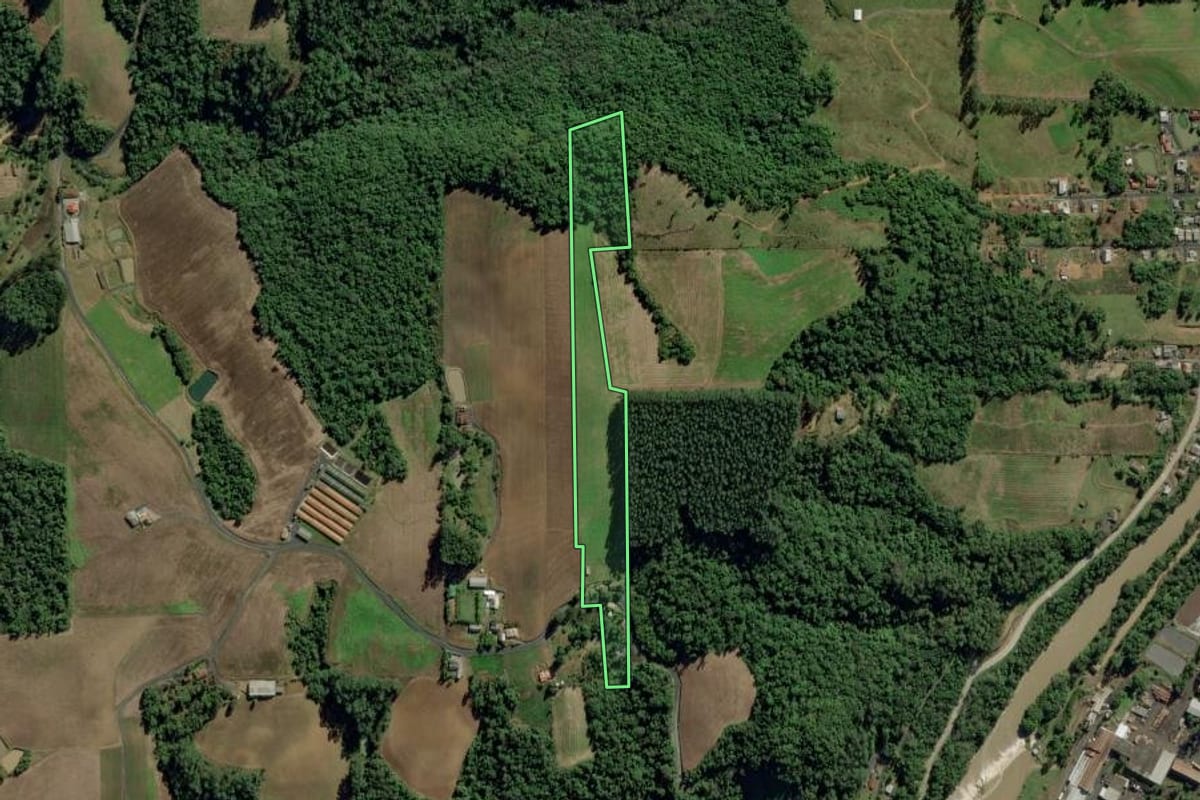 Imagem de satélite do imóvel rural em Ituporanga (SC), com o contorno declarado no CAR desenhado por cima.