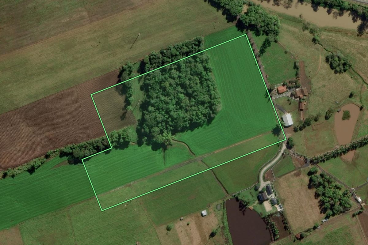 Imagem de satélite do imóvel rural em Ituporanga (SC), com o contorno declarado no CAR desenhado por cima.