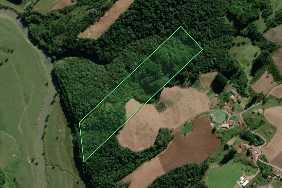 Imagem de satélite do imóvel rural em Ituporanga (SC), com o contorno declarado no CAR desenhado por cima.
