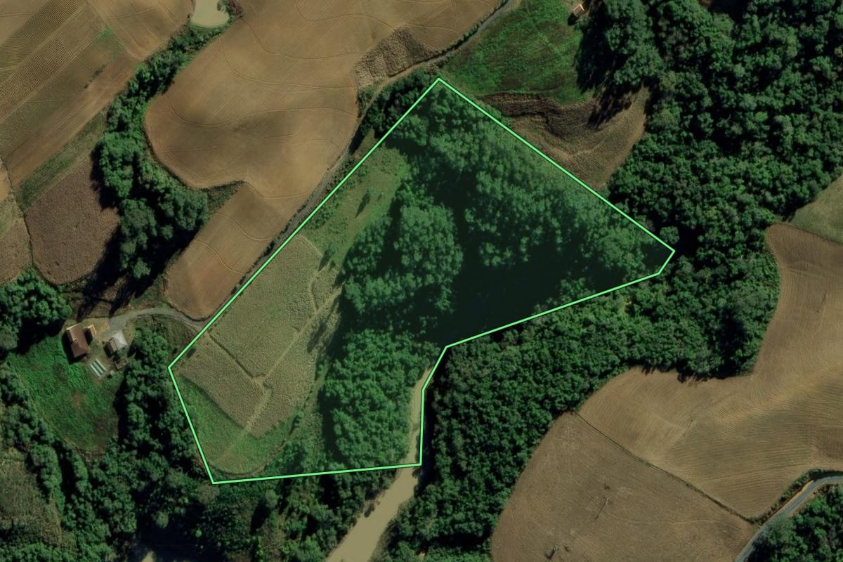 Imagem de satélite do imóvel rural em Ituporanga (SC), com o contorno declarado no CAR desenhado por cima.