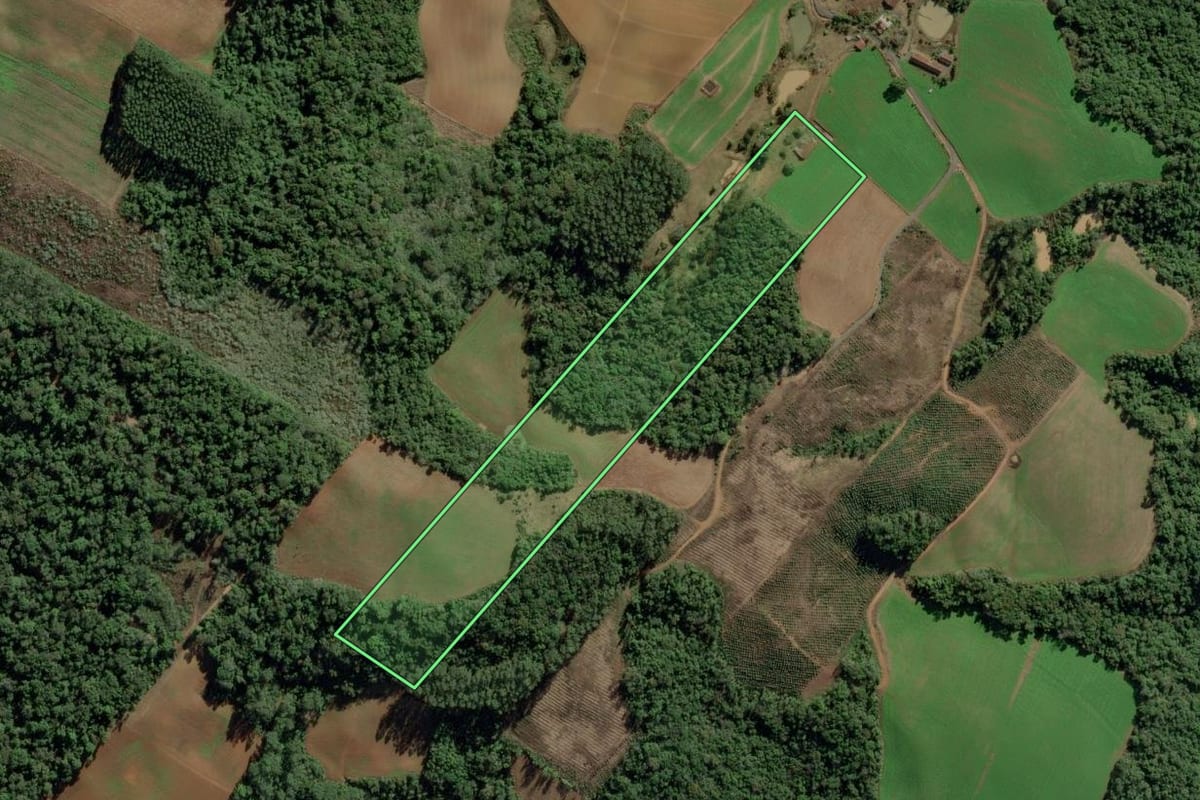 Imagem de satélite do imóvel rural em Ituporanga (SC), com o contorno declarado no CAR desenhado por cima.