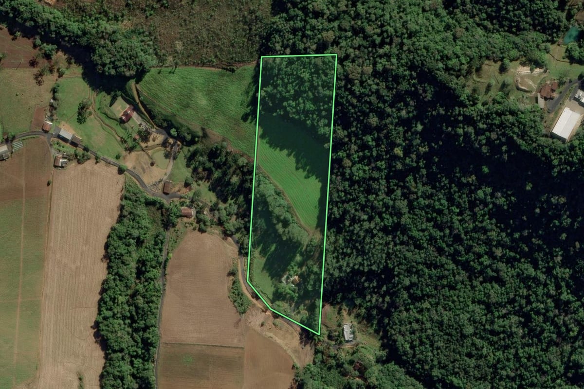 Imagem de satélite do imóvel rural em Ituporanga (SC), com o contorno declarado no CAR desenhado por cima.
