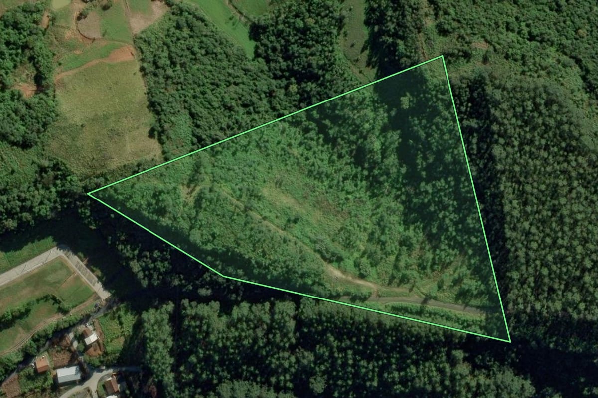 Imagem de satélite do imóvel rural em Ituporanga (SC), com o contorno declarado no CAR desenhado por cima.