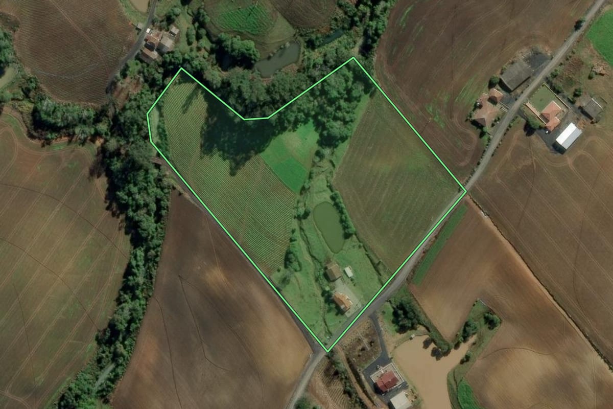 Imagem de satélite do imóvel rural em Ituporanga (SC), com o contorno declarado no CAR desenhado por cima.