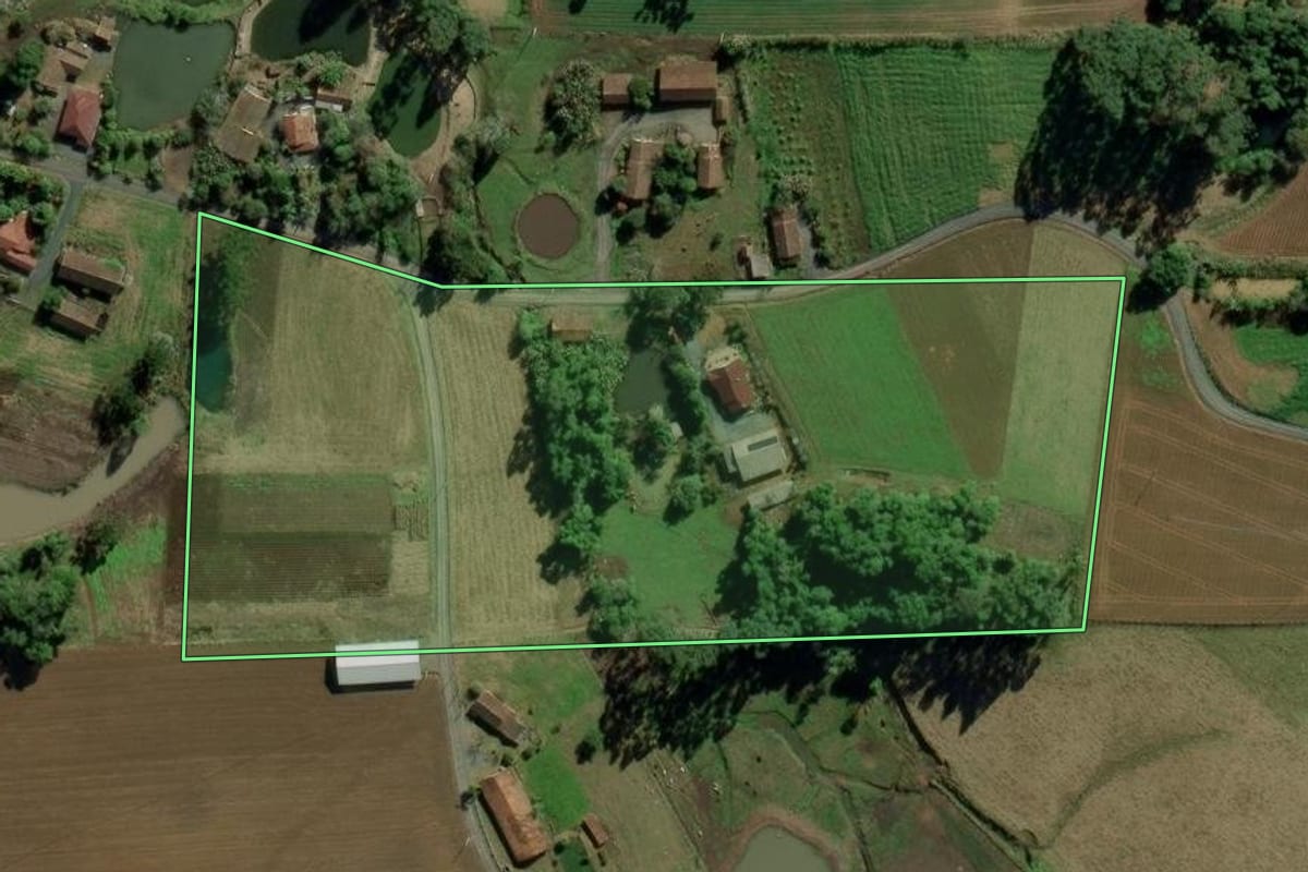Imagem de satélite do imóvel rural em Ituporanga (SC), com o contorno declarado no CAR desenhado por cima.
