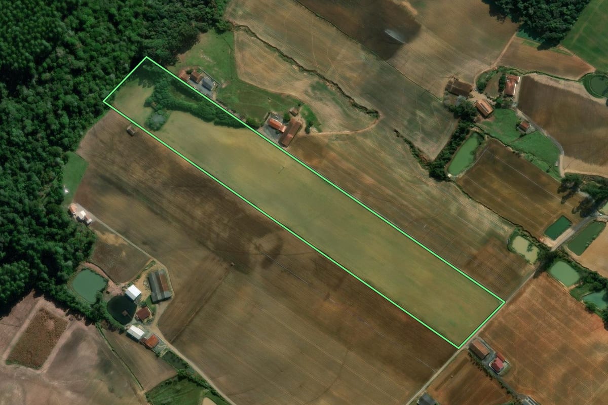 Imagem de satélite do imóvel rural em Ituporanga (SC), com o contorno declarado no CAR desenhado por cima.