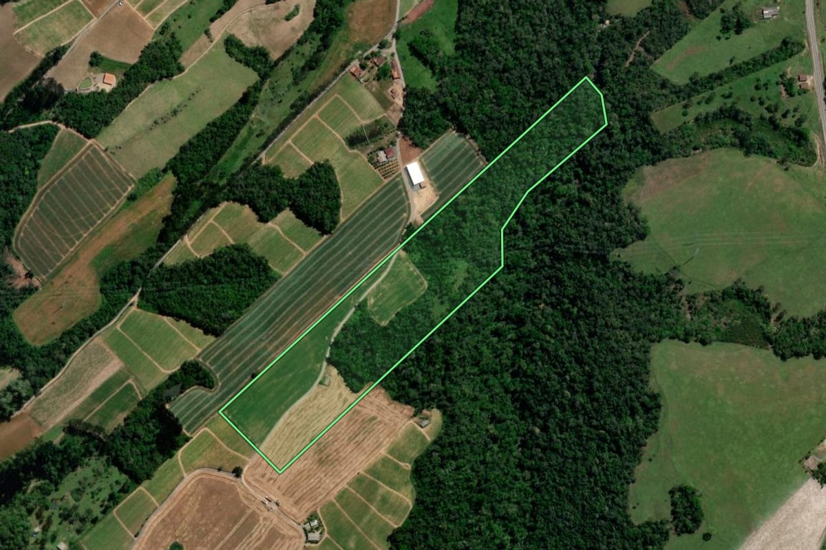 Imagem de satélite do imóvel rural em Ituporanga (SC), com o contorno declarado no CAR desenhado por cima.