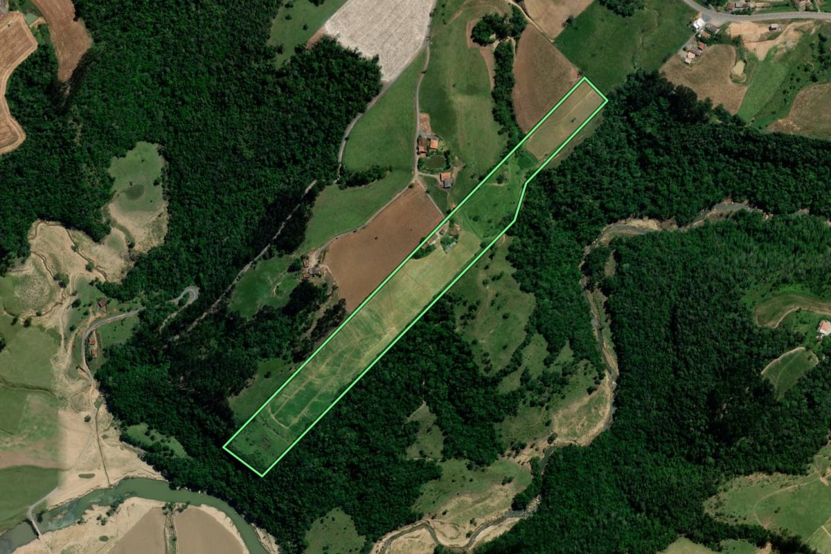 Imagem de satélite do imóvel rural em Ituporanga (SC), com o contorno declarado no CAR desenhado por cima.