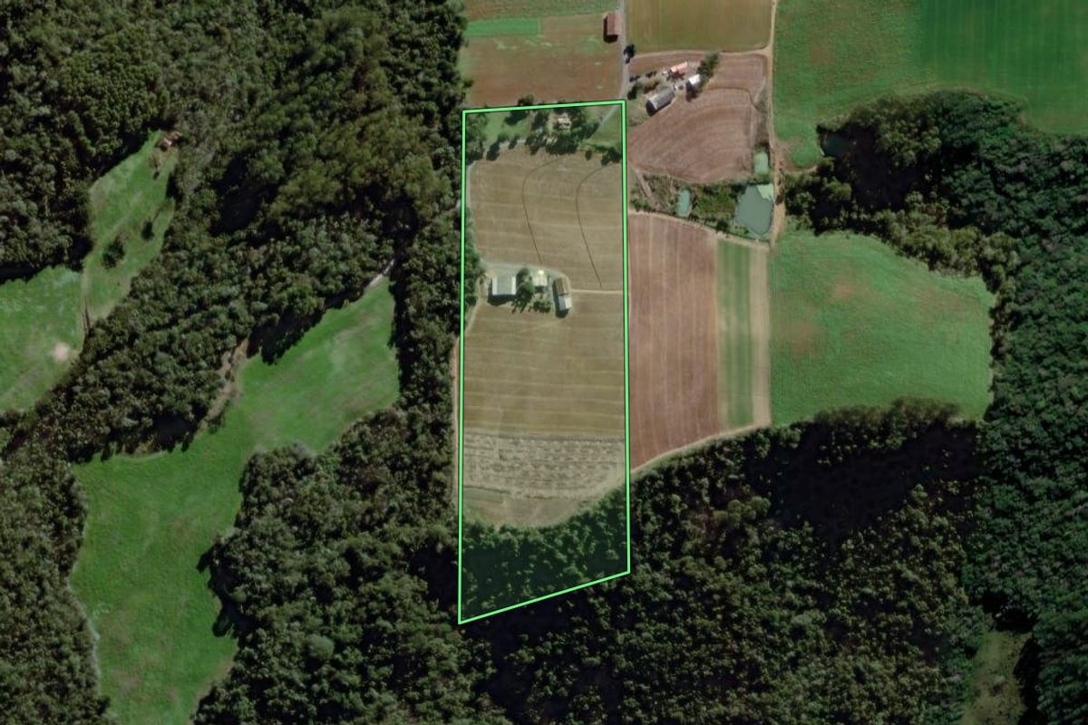Imagem de satélite do imóvel rural em Ituporanga (SC), com o contorno declarado no CAR desenhado por cima.