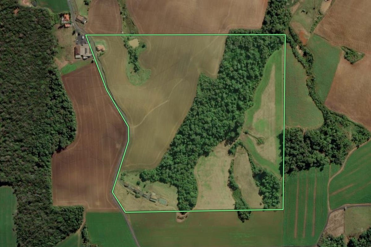 Imagem de satélite do imóvel rural em Ituporanga (SC), com o contorno declarado no CAR desenhado por cima.