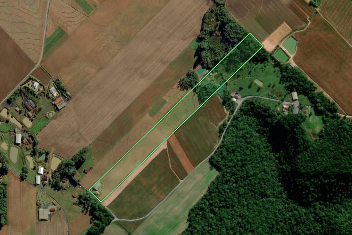 Imagem de satélite do imóvel rural em Ituporanga (SC), com o contorno declarado no CAR desenhado por cima.