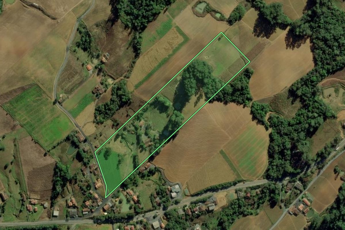 Imagem de satélite do imóvel rural em Ituporanga (SC), com o contorno declarado no CAR desenhado por cima.