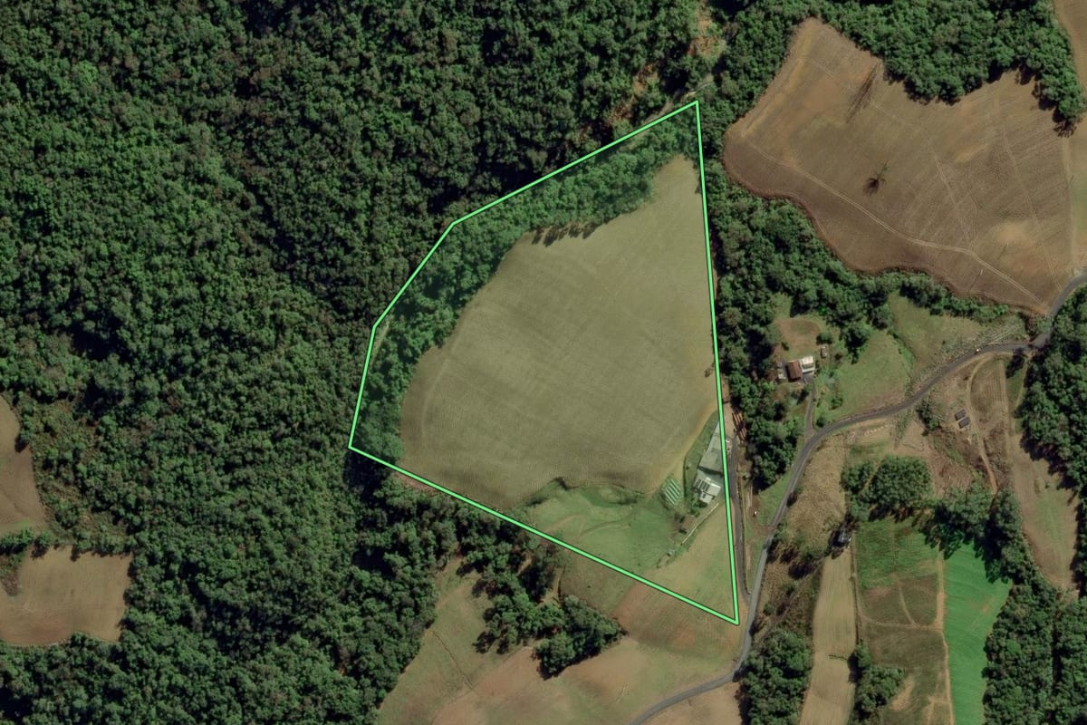 Imagem de satélite do imóvel rural em Ituporanga (SC), com o contorno declarado no CAR desenhado por cima.