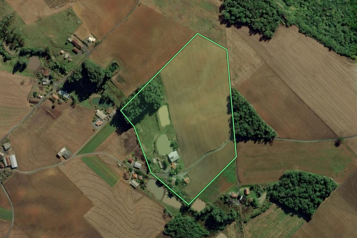 Imagem de satélite do imóvel rural em Ituporanga (SC), com o contorno declarado no CAR desenhado por cima.