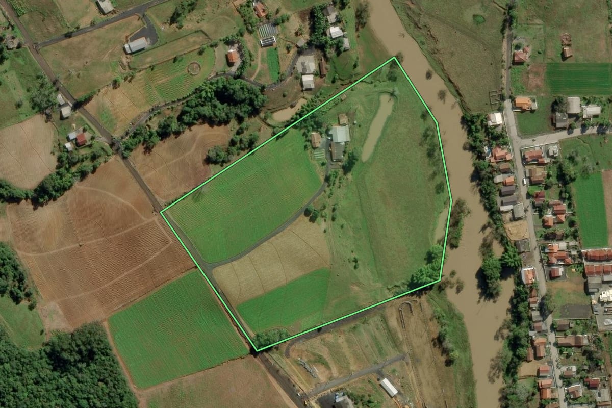 Imagem de satélite do imóvel rural em Ituporanga (SC), com o contorno declarado no CAR desenhado por cima.