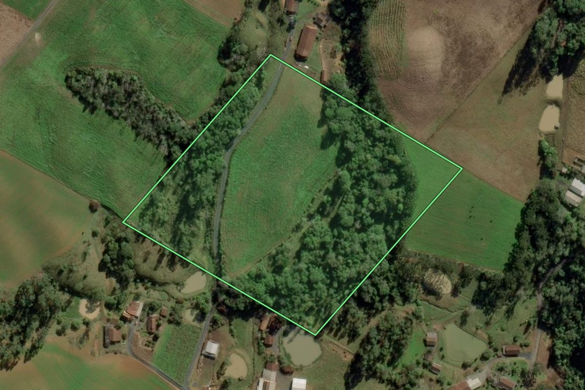 Imagem de satélite do imóvel rural em Ituporanga (SC), com o contorno declarado no CAR desenhado por cima.