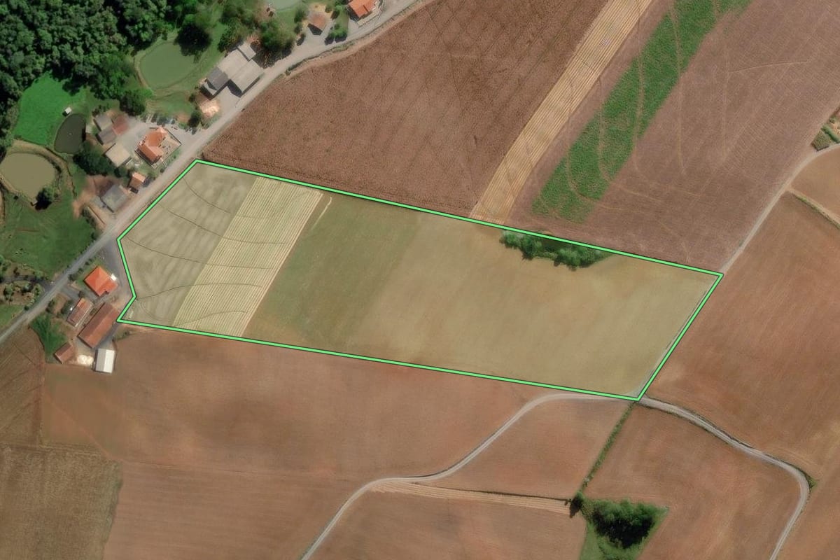 Imagem de satélite do imóvel rural em Ituporanga (SC), com o contorno declarado no CAR desenhado por cima.