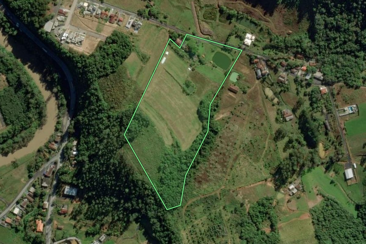 Imagem de satélite do imóvel rural em Ituporanga (SC), com o contorno declarado no CAR desenhado por cima.