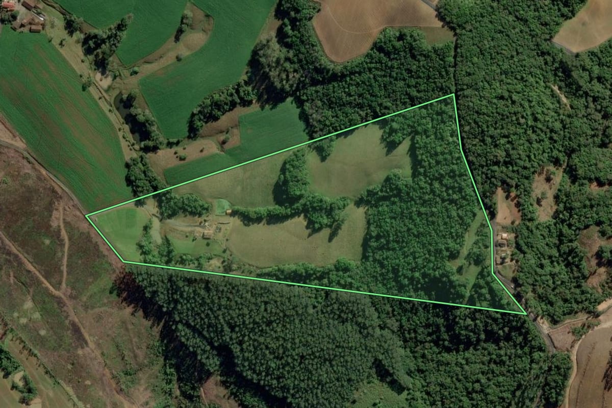 Imagem de satélite do imóvel rural em Ituporanga (SC), com o contorno declarado no CAR desenhado por cima.