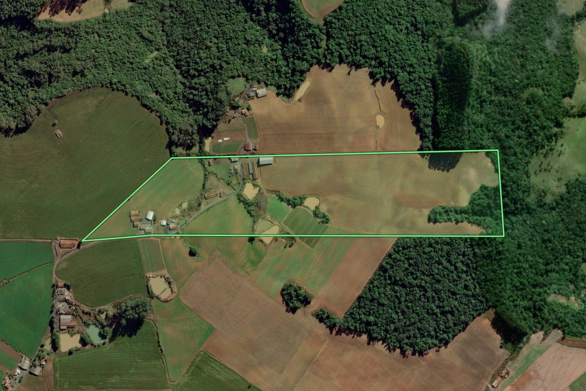 Imagem de satélite do imóvel rural em Ituporanga (SC), com o contorno declarado no CAR desenhado por cima.