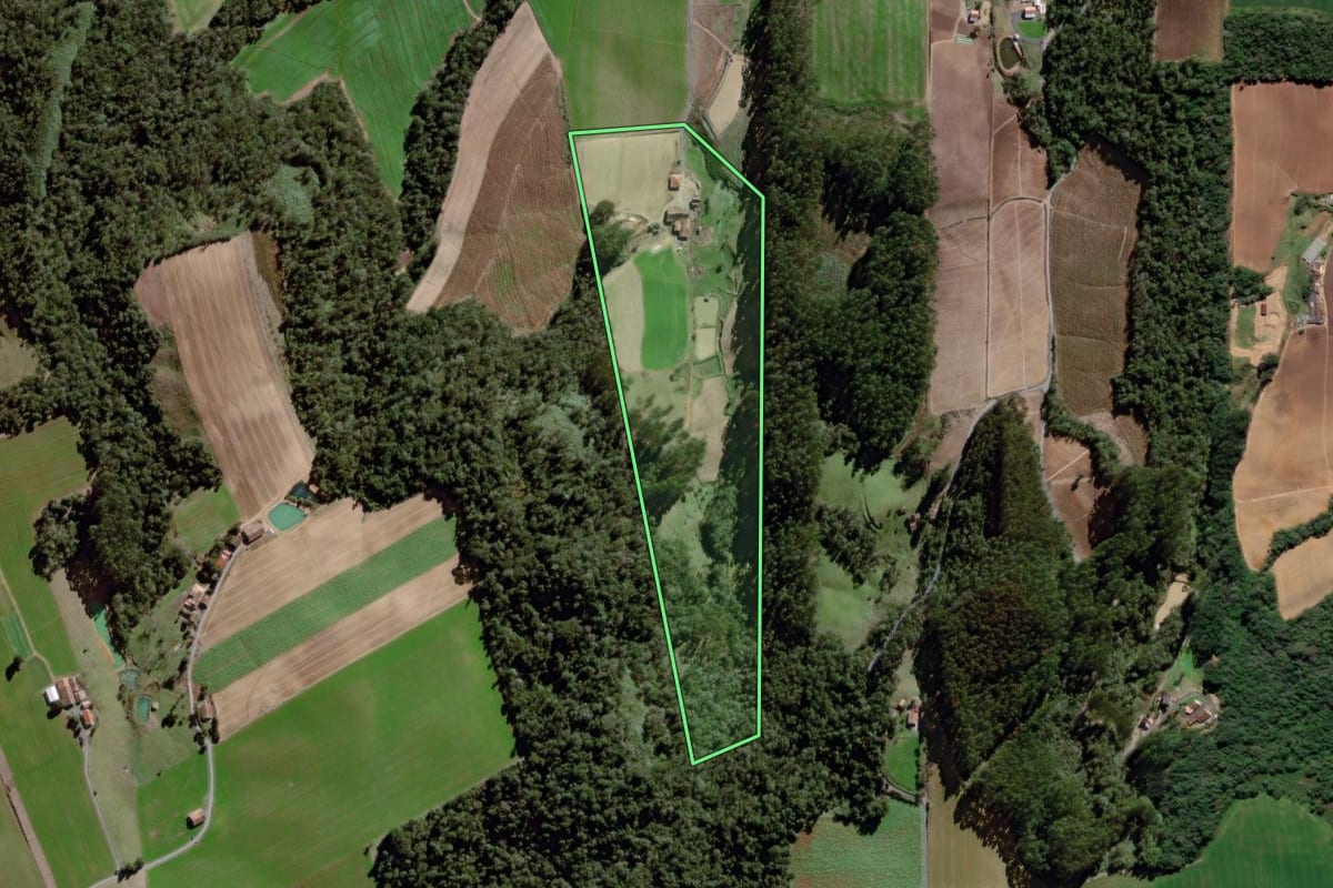 Imagem de satélite do imóvel rural em Ituporanga (SC), com o contorno declarado no CAR desenhado por cima.
