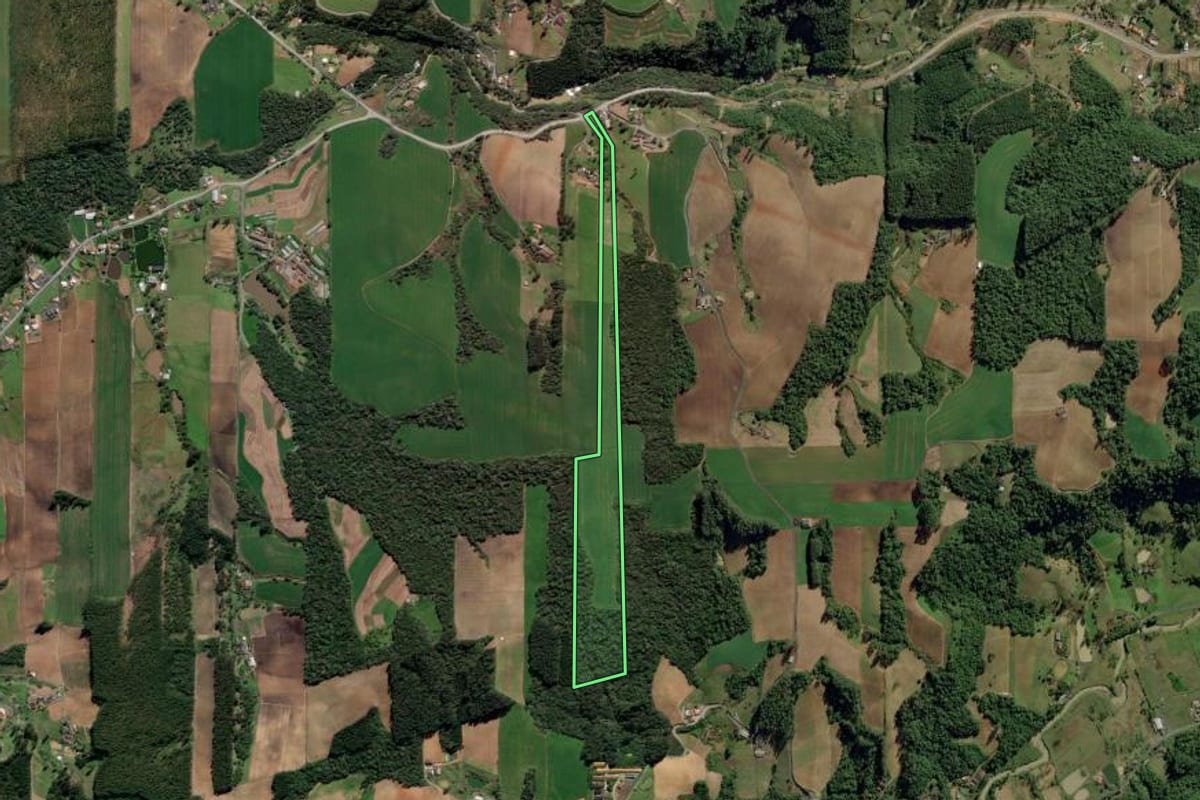 Imagem de satélite do imóvel rural em Ituporanga (SC), com o contorno declarado no CAR desenhado por cima.