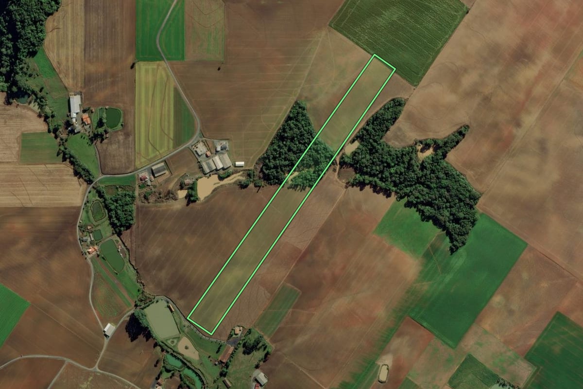 Imagem de satélite do imóvel rural em Ituporanga (SC), com o contorno declarado no CAR desenhado por cima.