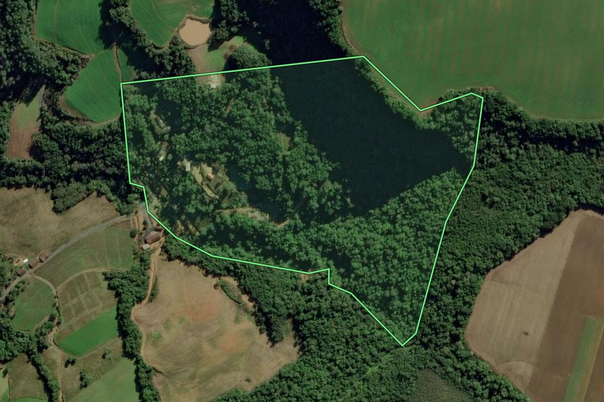 Imagem de satélite do imóvel rural em Ituporanga (SC), com o contorno declarado no CAR desenhado por cima.