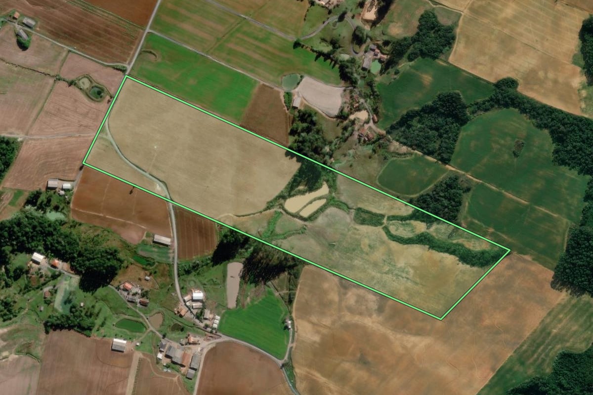 Imagem de satélite do imóvel rural em Ituporanga (SC), com o contorno declarado no CAR desenhado por cima.