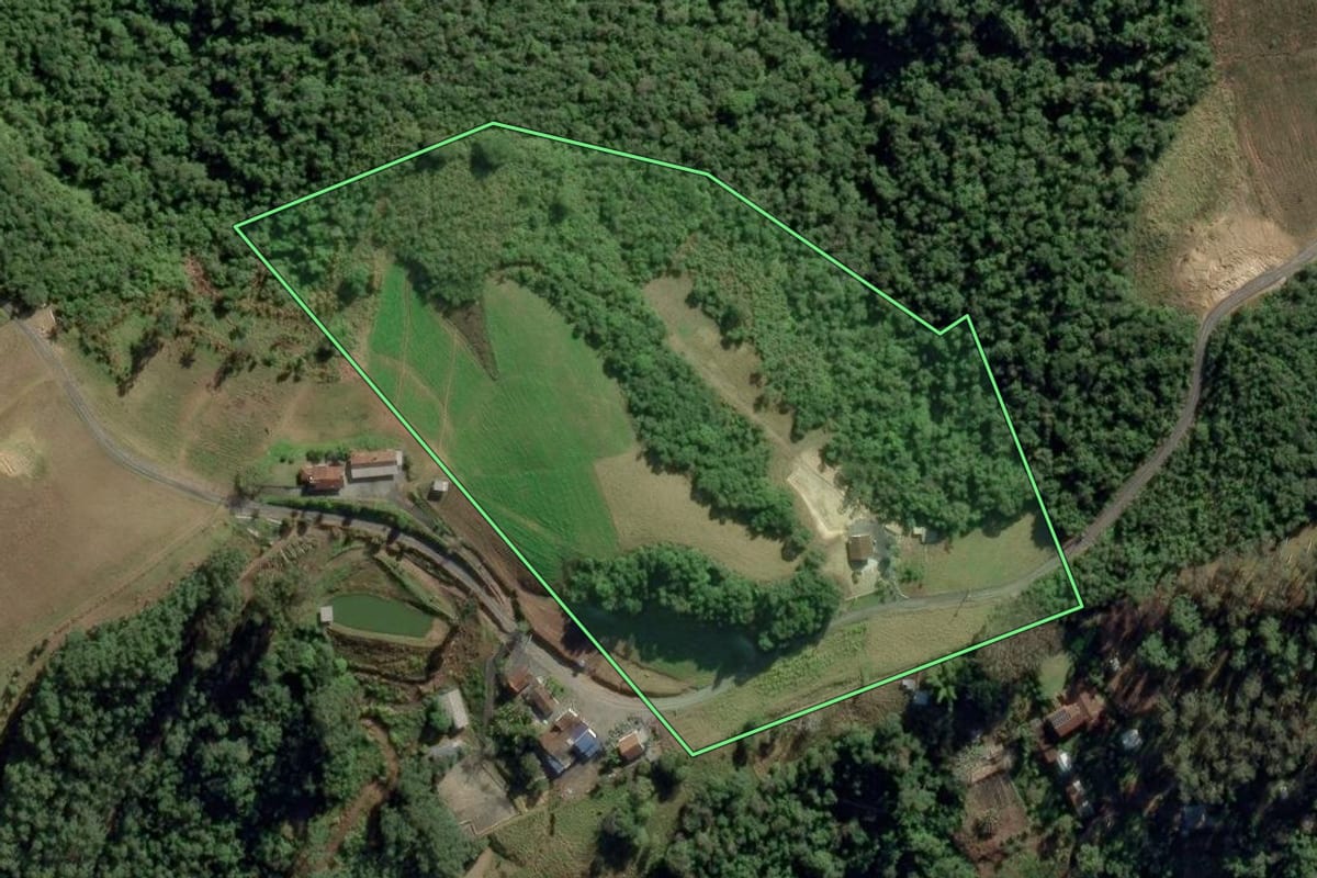 Imagem de satélite do imóvel rural em Ituporanga (SC), com o contorno declarado no CAR desenhado por cima.