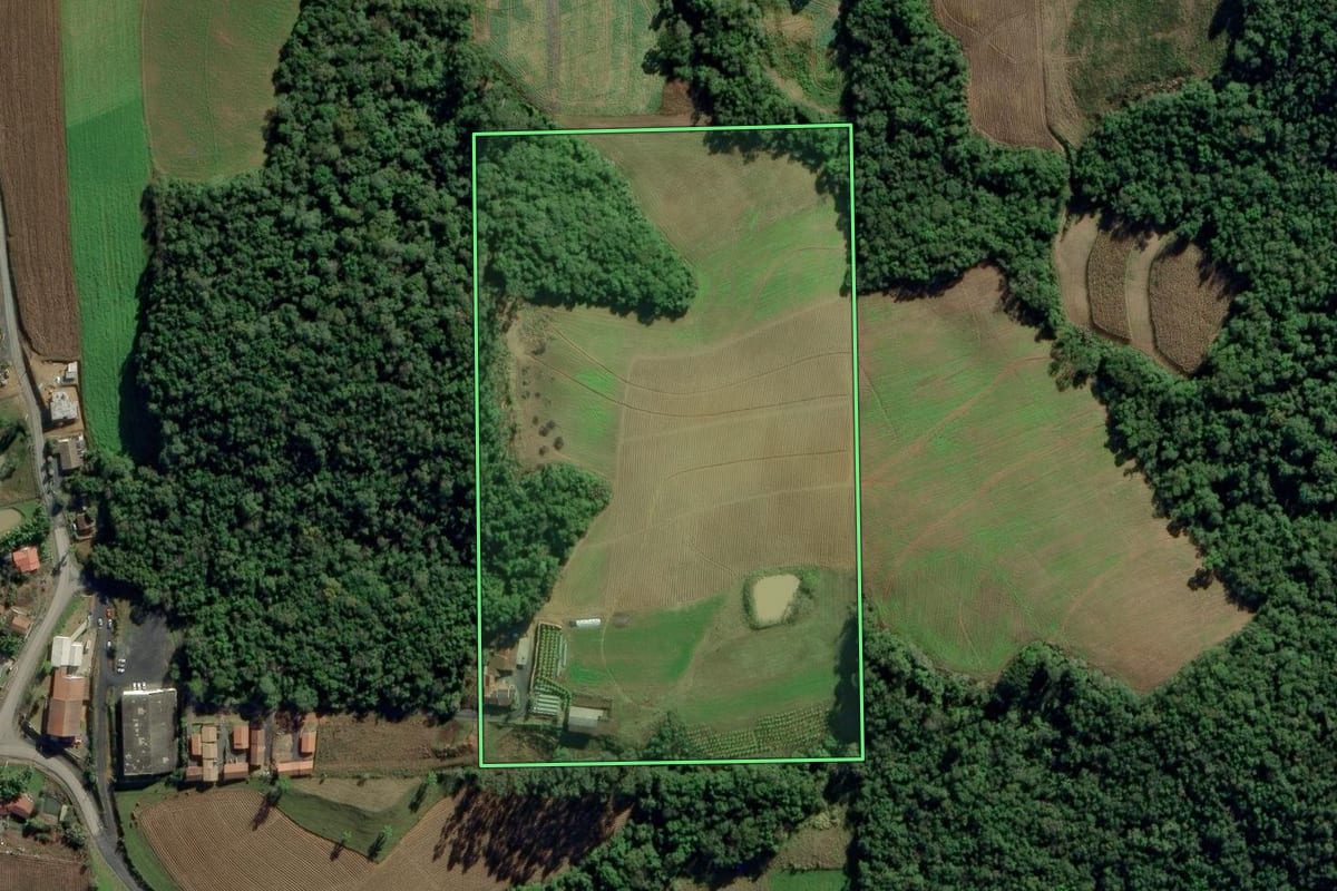 Imagem de satélite do imóvel rural em Ituporanga (SC), com o contorno declarado no CAR desenhado por cima.