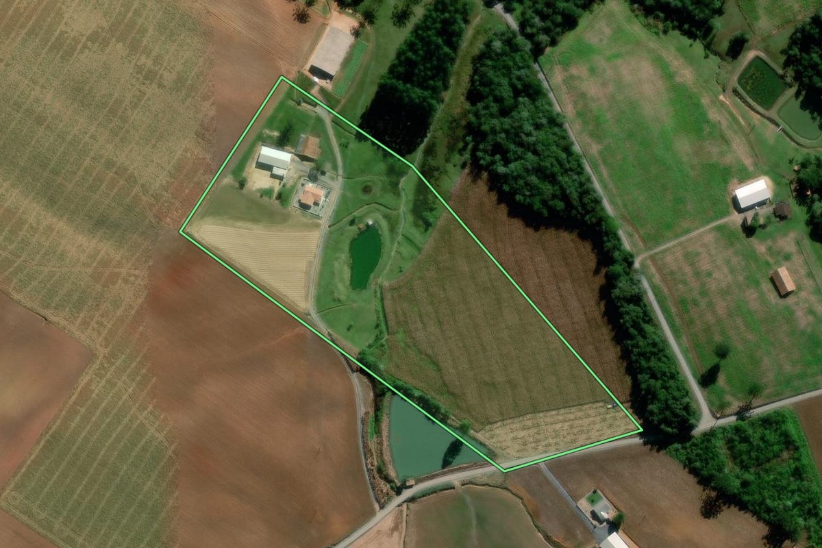 Imagem de satélite do imóvel rural em Ituporanga (SC), com o contorno declarado no CAR desenhado por cima.