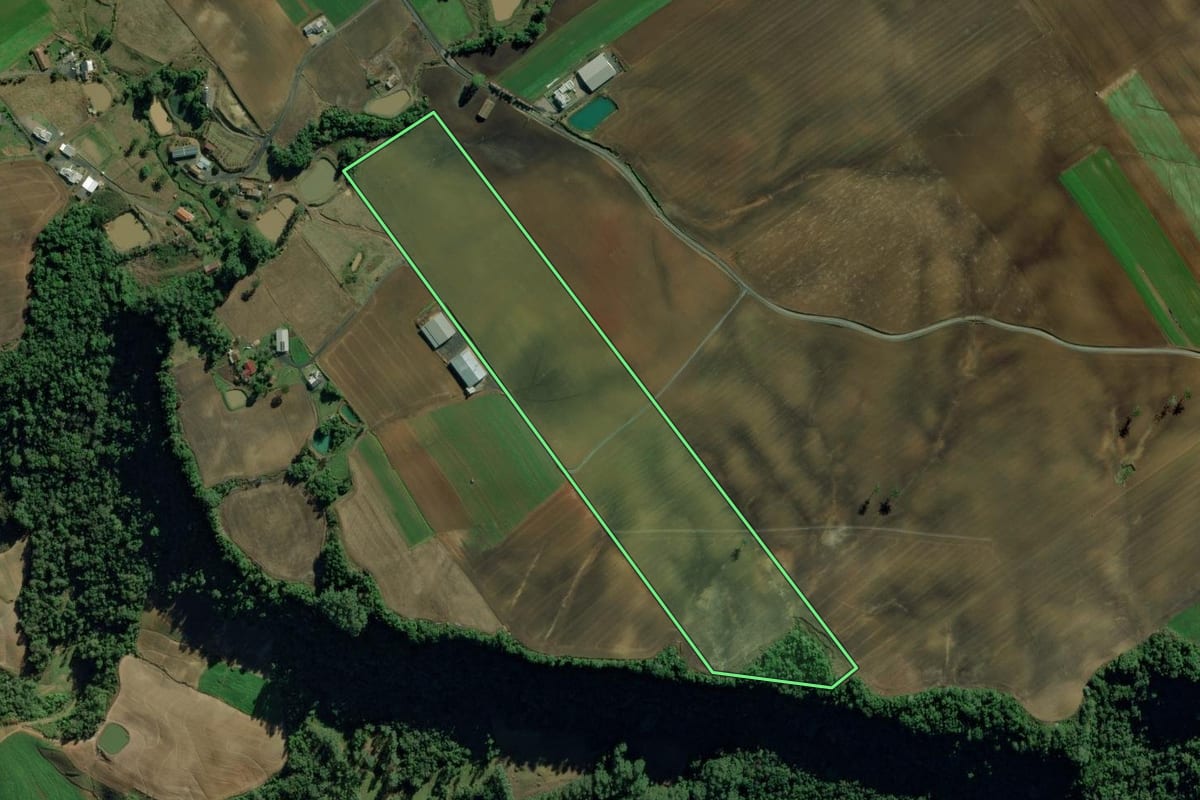Imagem de satélite do imóvel rural em Ituporanga (SC), com o contorno declarado no CAR desenhado por cima.